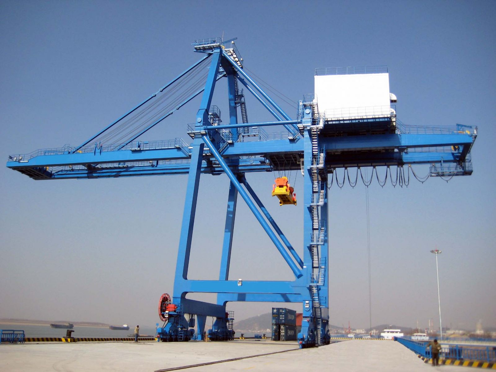 Cổng trục container lắp đặt tại cảng - Công Ty Cổ Phần Cơ Khí Hồng Nam